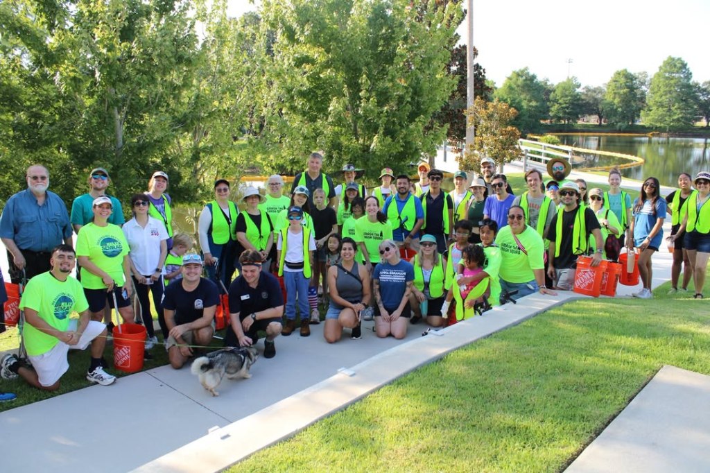 We were happy to join Rep. Eskamani, School Board Member Stephanie Vanos, and Winter Park Mayor Sheila DiCicio for a Summer Clean-Up in Winter Park. 